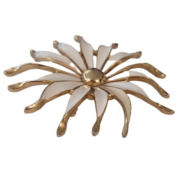 Trifari Crown Over T Gold Tone White Enamel Flower Petal Brooch Pin, Signed E460 - Picture 5 of 9